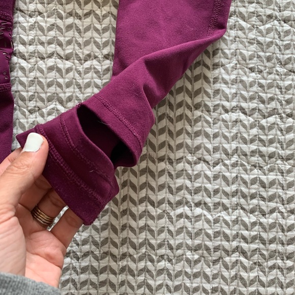 Alo Yoga cutout leggings in raspberry - Picture 3 of 3